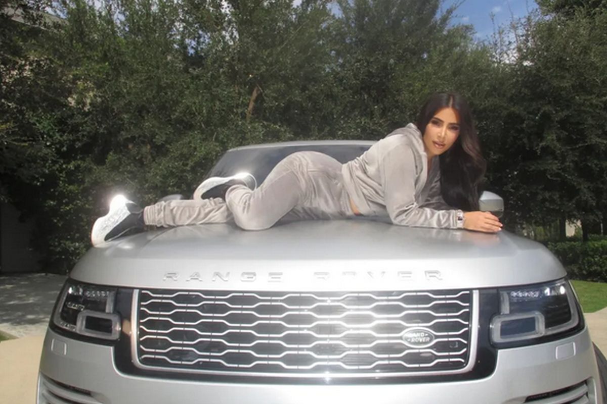 Kim Kardashian em cima do Range Rover SE 2022