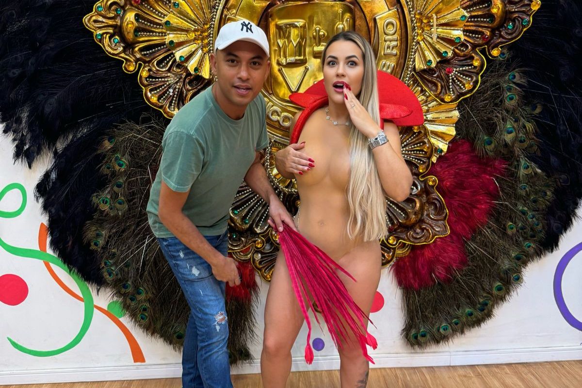 Deolane Bezerra provando fantasia que vai usar no desfile da Grande Rio