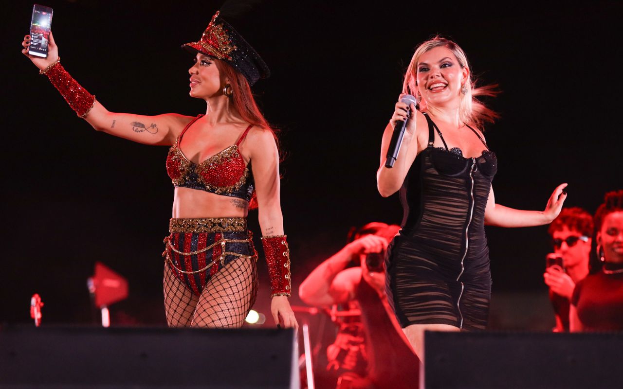 Anitta brilha em Fortaleza com Duda Beat no palco