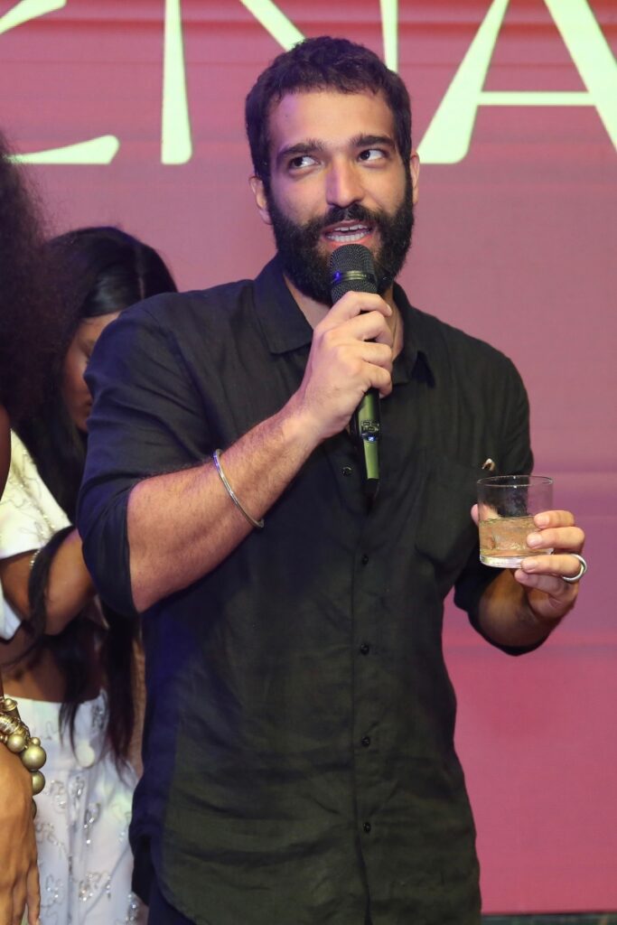 Humberto Carrão de preto com copo na mão