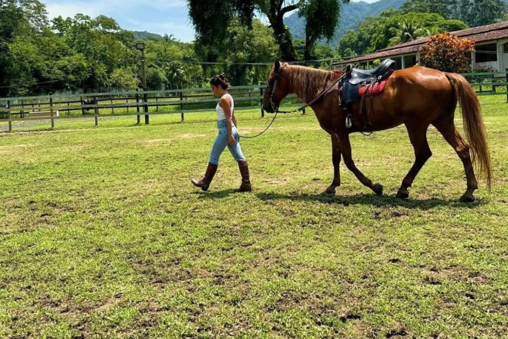Giullia Buscacio se preparando com cavalo para viver Sandra