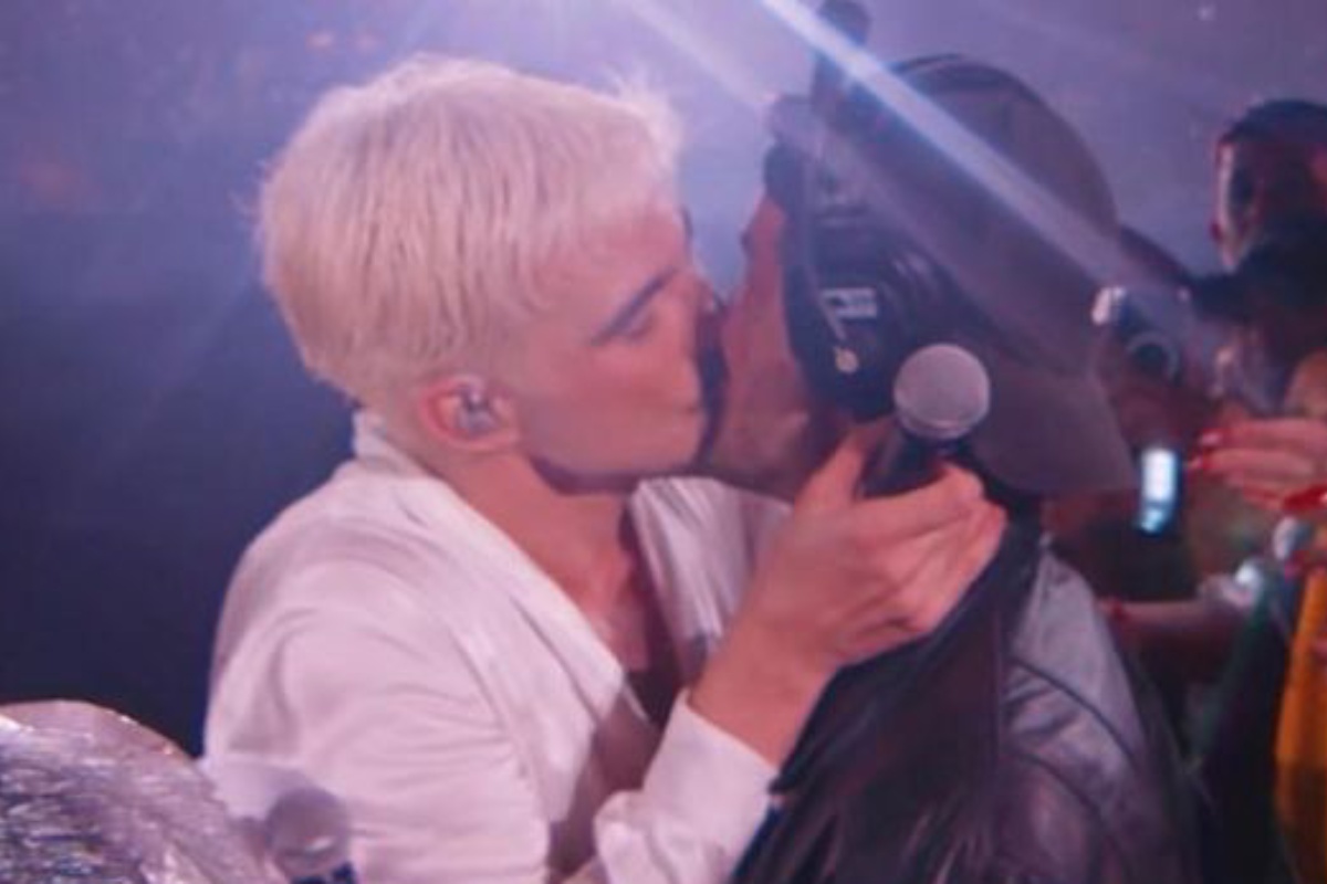 jão e pedro tófani se beijando no final de show da superturnê