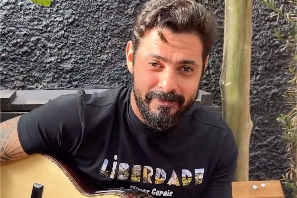 João Carreiro com violão