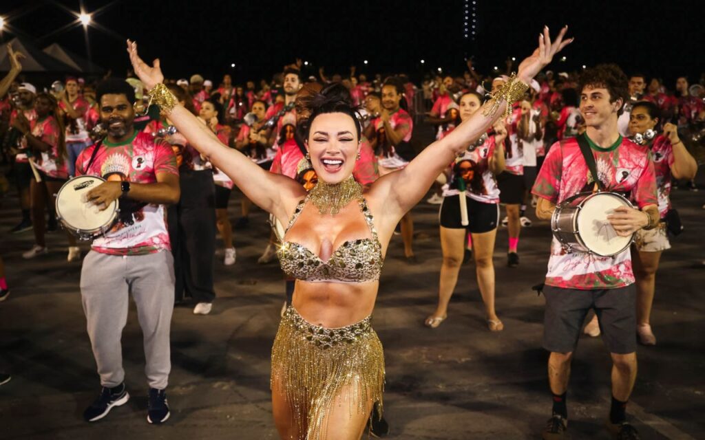 Juju Salimeni no ensaio de rua da Barroca Zona Sul – Foto: Brazil News / Manuela Scarpa