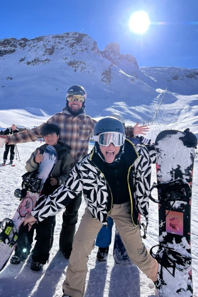 Juliana Paes, marido e filhos esquiando na neve 