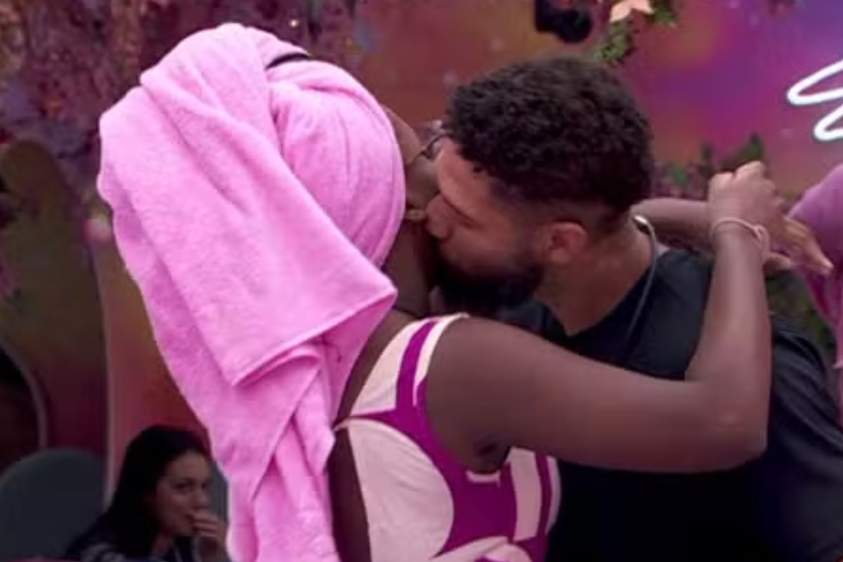 Juninho dá beijo em Leidy Elin