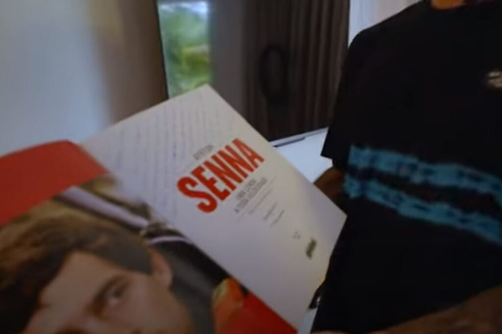 Luiza Brunet deu um livro de Senna aurografado para ela pelo próprio piloto