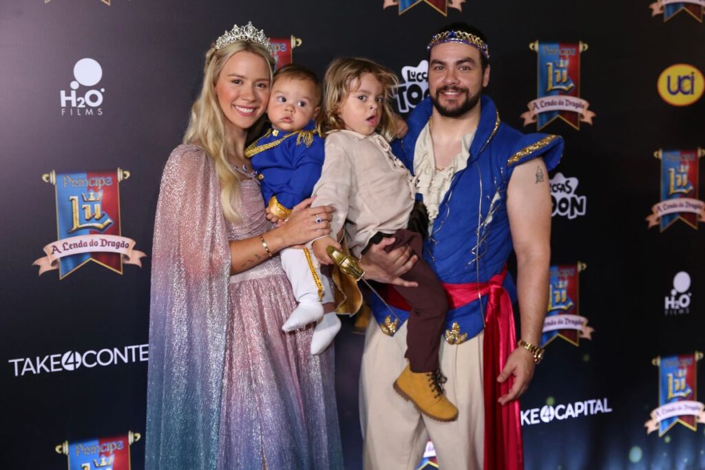 Luccas Neto e a esposa Jessi com os filhos Luke e Anakin