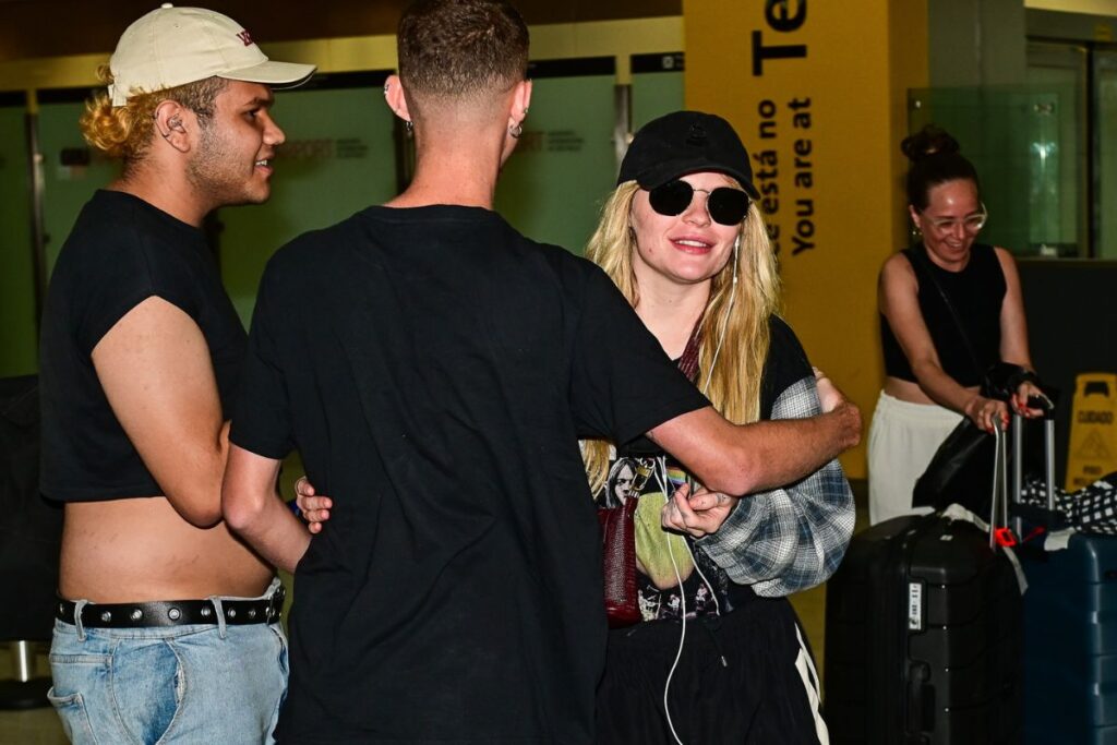 Luísa Sonza em aeroporto com fãs