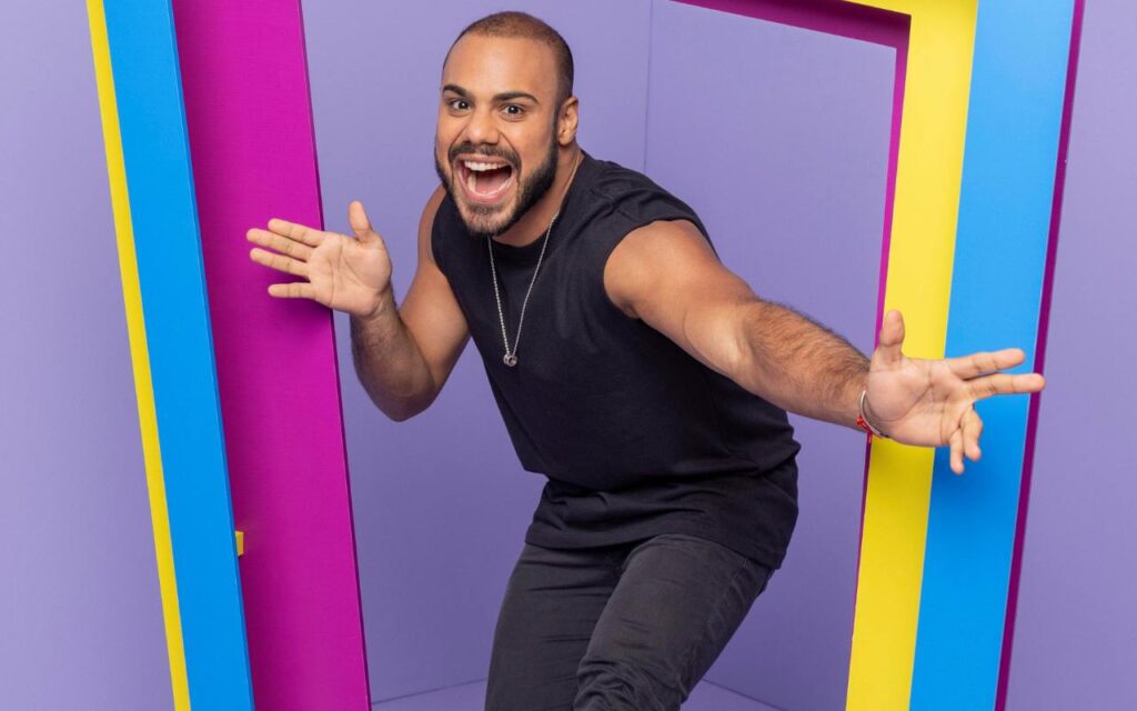 Marcus sorridente em uma foto de divulgação do BBB 24