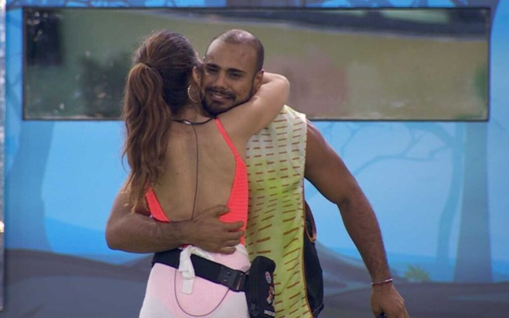 Marcus Vinícius abraçado a Wanessa Camargo no BBB24