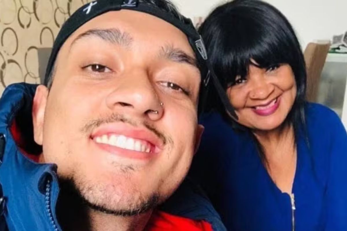 MC Bin Laden posa sorridente ao lado da mãe, Mariza (Reprodução/Instagram)