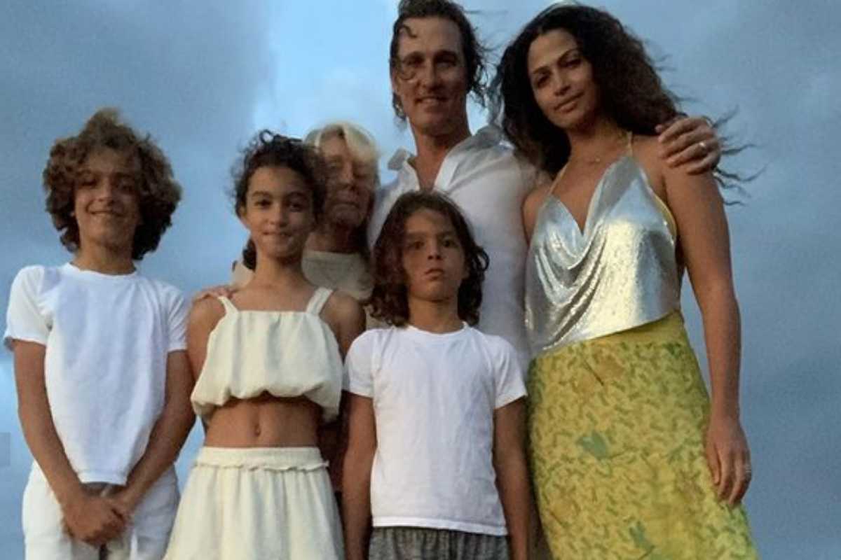 Matthew McConaughey e Camila Alves com os filhos