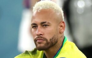 Neymar triste sentado no gramado