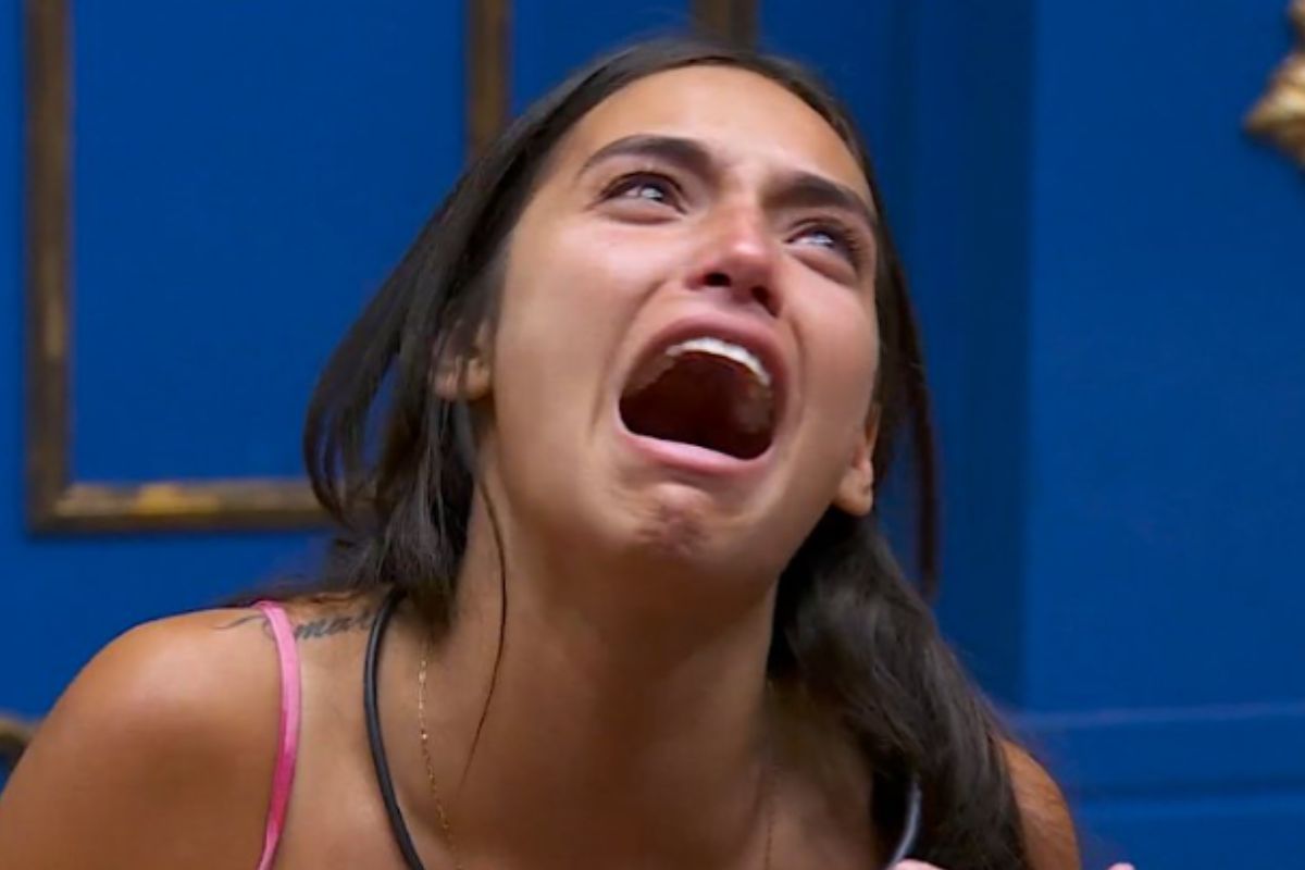 Vanessa Lopes chorando na sala do BBB24