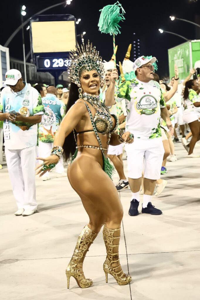 Viviane Araújo de biquíni verde etilizado, no Sambódromo do Anhembi 