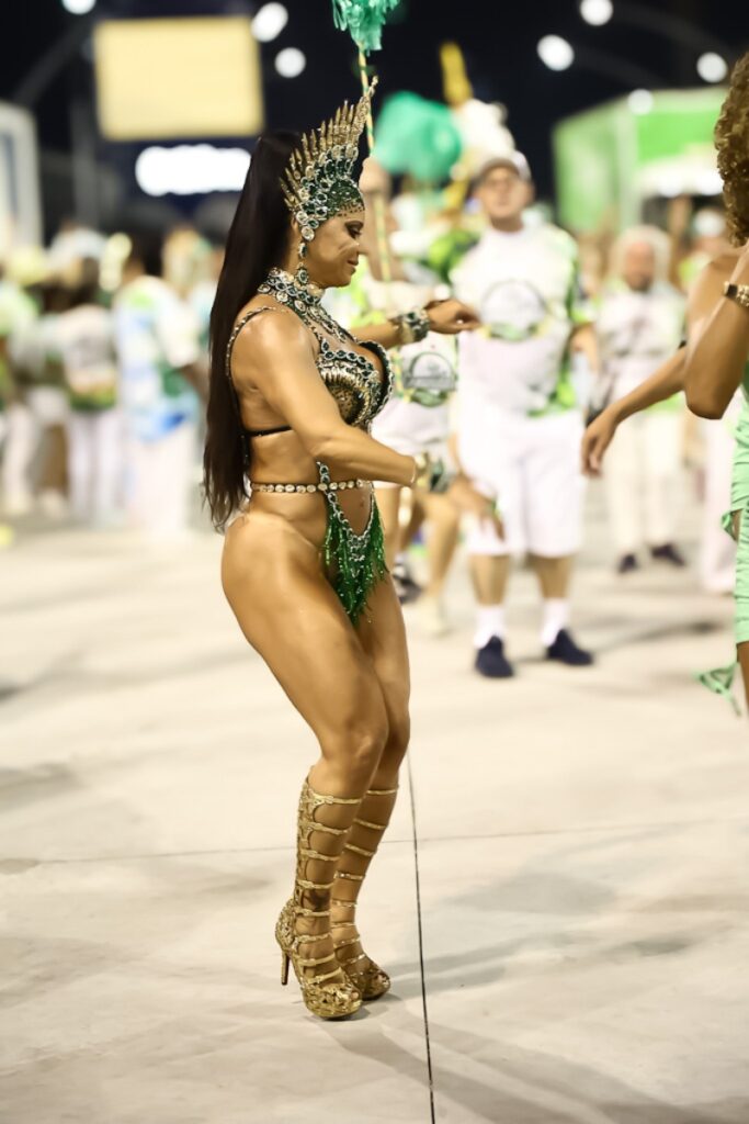 Viviane Araújo de biquíni verde etilizado, no Sambódromo do Anhembi 