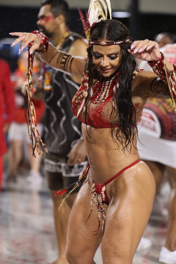 Viviane Araújo fantasiada de indígena, com biquíni vermelho 