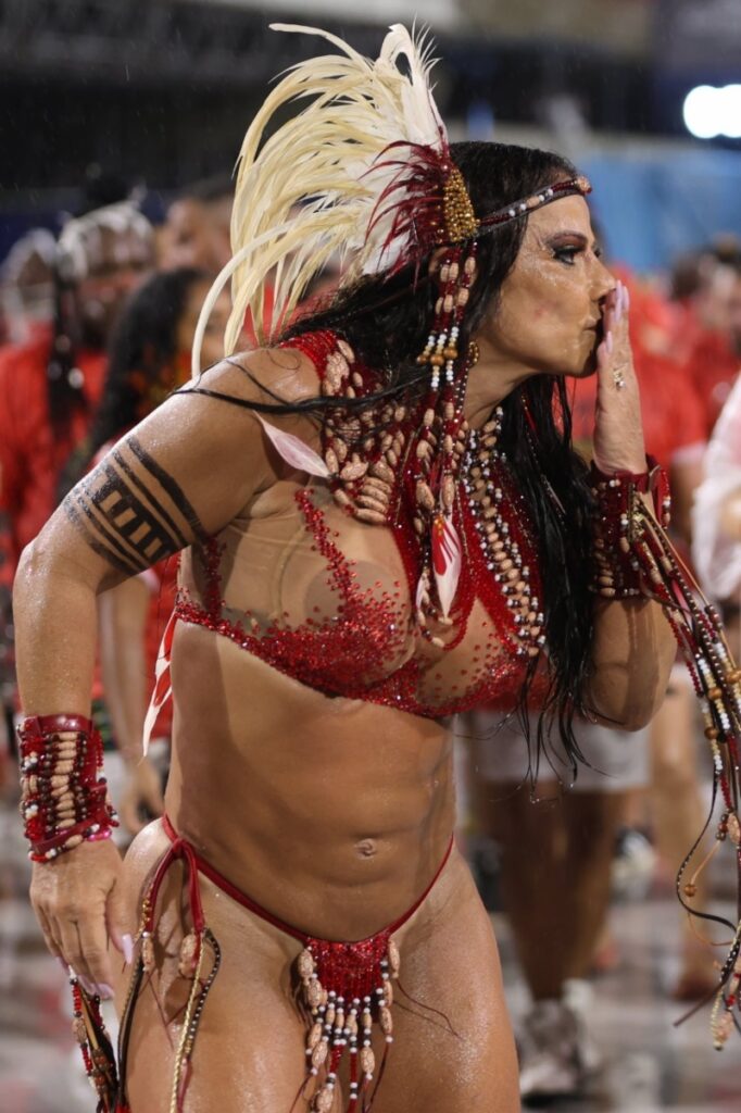 Viviane Araújo fantasiada de indígena, com biquíni vermelho 