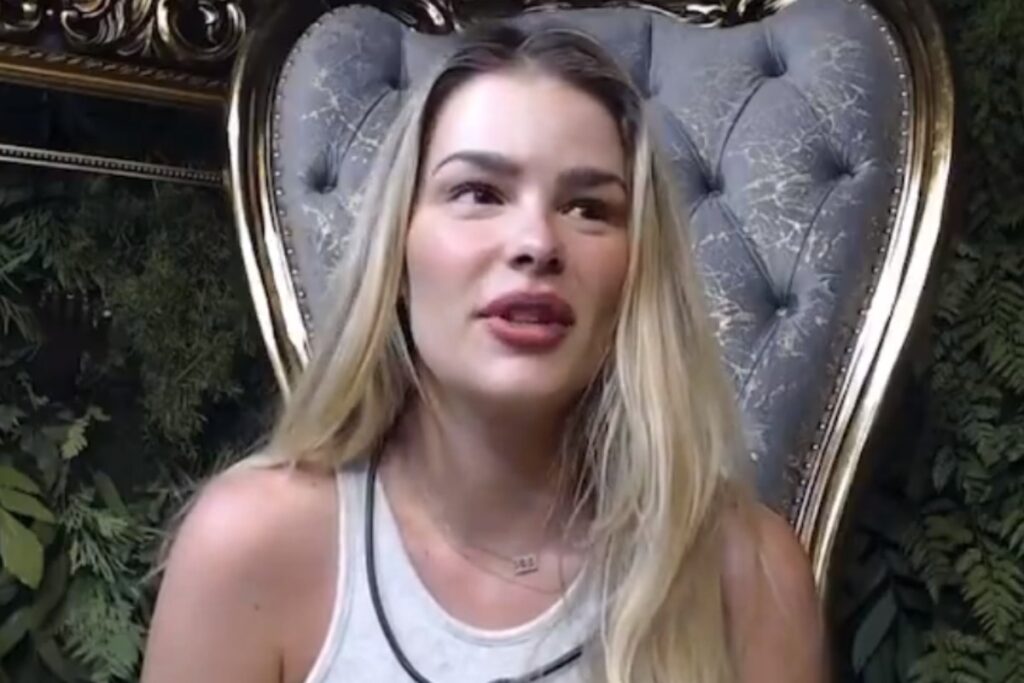 Yasmin Brunet sentada no confessionário e esperando a Mira da Líder