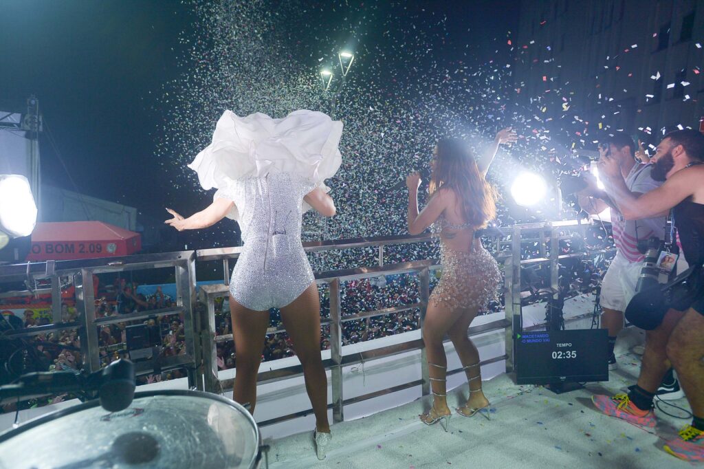 Ivete Sangalo e Anitta no Carnaval de Salvador - Foto Andre Muzell