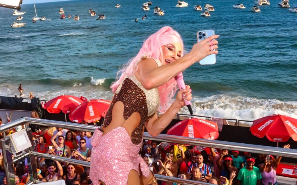 Em cima do trio, Claudia Leitte faz selfie