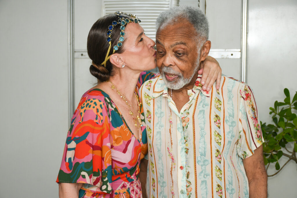 Gilberto Gil e Flora: música e selinho na abertura do carnaval de Recife