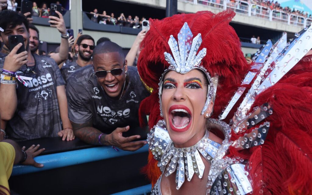 Leo Santana beija Lore Improta no desfile das Campeãs em São Paulo