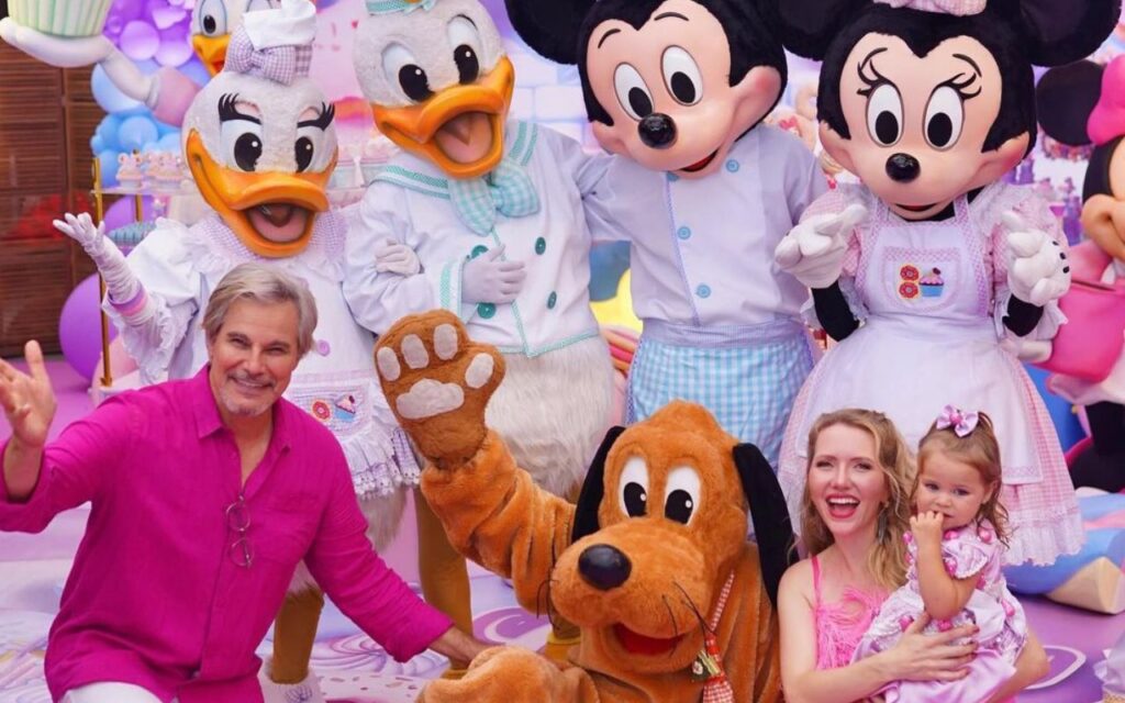 Edson Celulari e Karin Roepke festejam 2 Anos de Chiara em clima de Disney