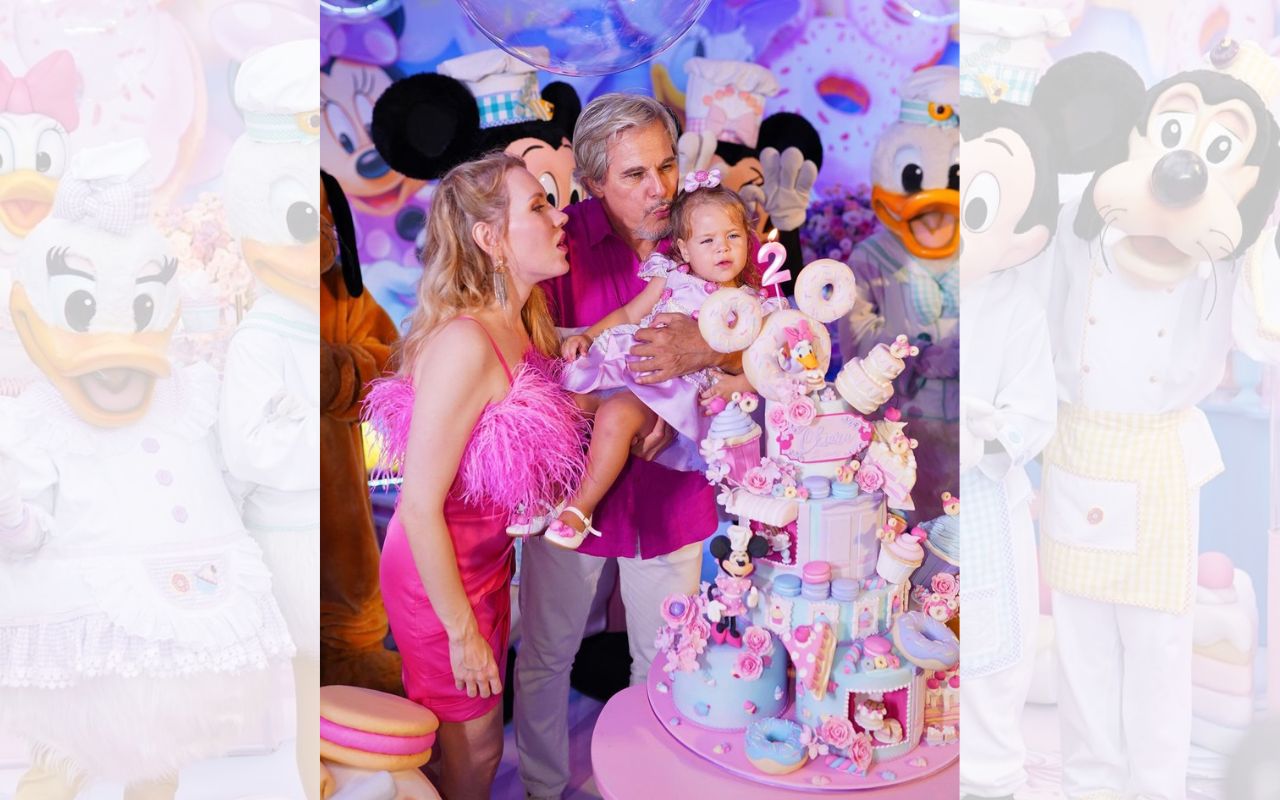 Edson Celulari e Karin Roepke festejam 2 Anos de Chiara em clima de Disney