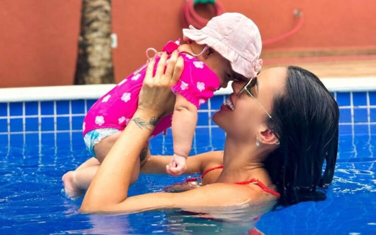 Veja um momento adorável de Bruna Biancardi com sua filha Mavie, prontas para um passeio, mostrando a alegria e o estilo de ser mãe.