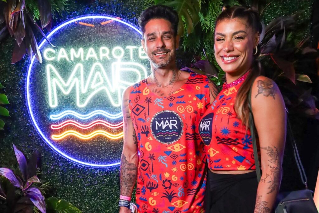 Carnaval RJ - Diego Grossi e Fran de camisa vermelha com logo preta, do Camarote MAR, na Sapucaí