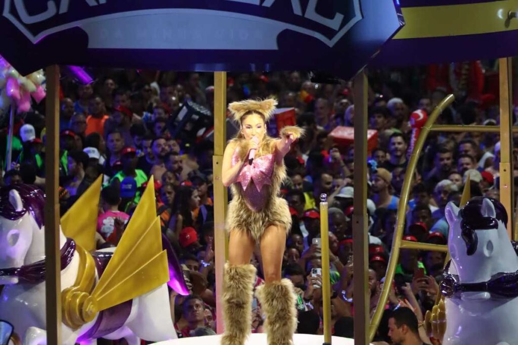 Claudia Leitte em trio elétrico no chão no Carnaval de Salvador