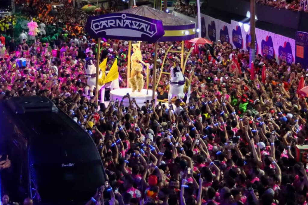Claudia Leitte em trio elétrico no chão no Carnaval de Salvador