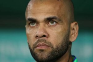 Daniel Alves olhando fixamente