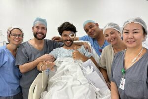 Diogo Defante ao lado da equipe responsável pela cirurgia ocular