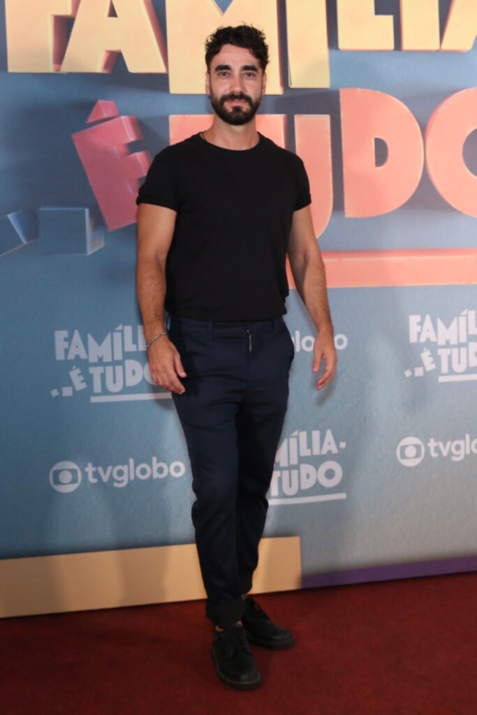 Gabriel Godói de calça calça e camisa preta na festa de lançamento da novela Família é Tudo 