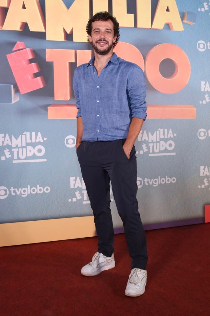 Jayme Matarazzo de camisa social azul e calça cinza na festa de lançamento da novela Família é Tudo 