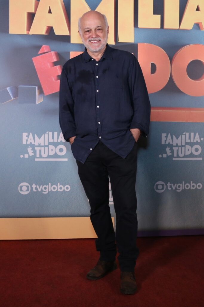 Jayme Periard de camisa social azul escura e calça preta na festa de lançamento da novela Família é Tudo 