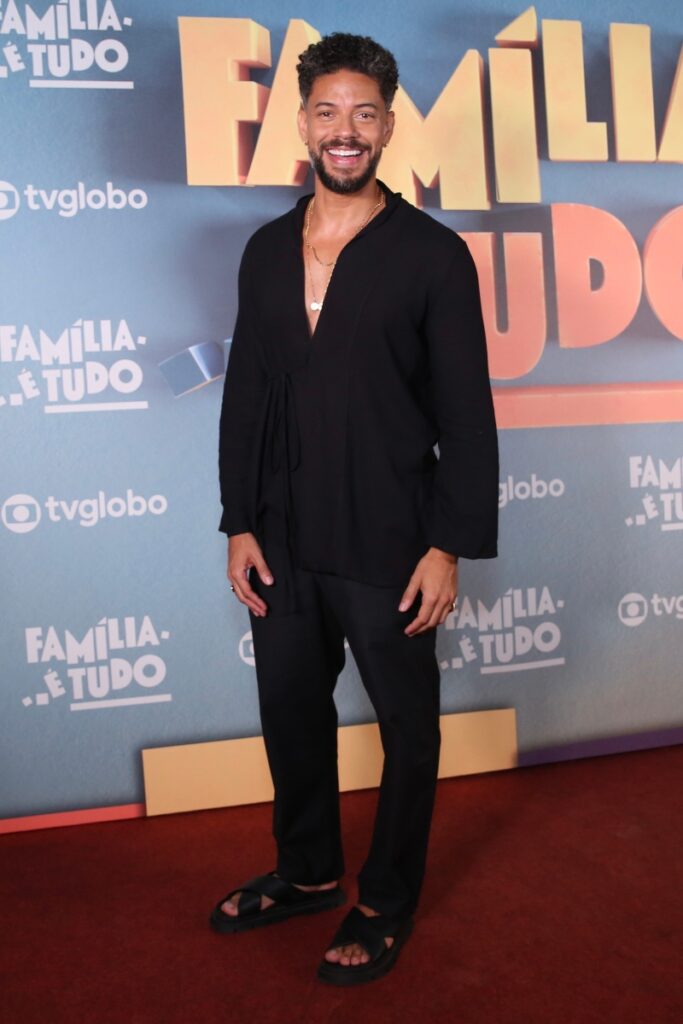 Paulo Lessa de camisa e preto e calça preta na festa de lançamento da novela Família é Tudo 