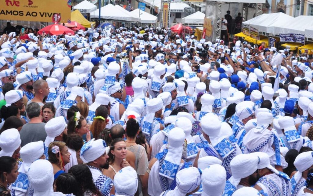 Carnaval: Humberto Carrão e outros globais desfilam no Filhos de Gandhy