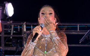 Trio atrasa mais de três horas e Ivete Sangalo conversa com a multidão