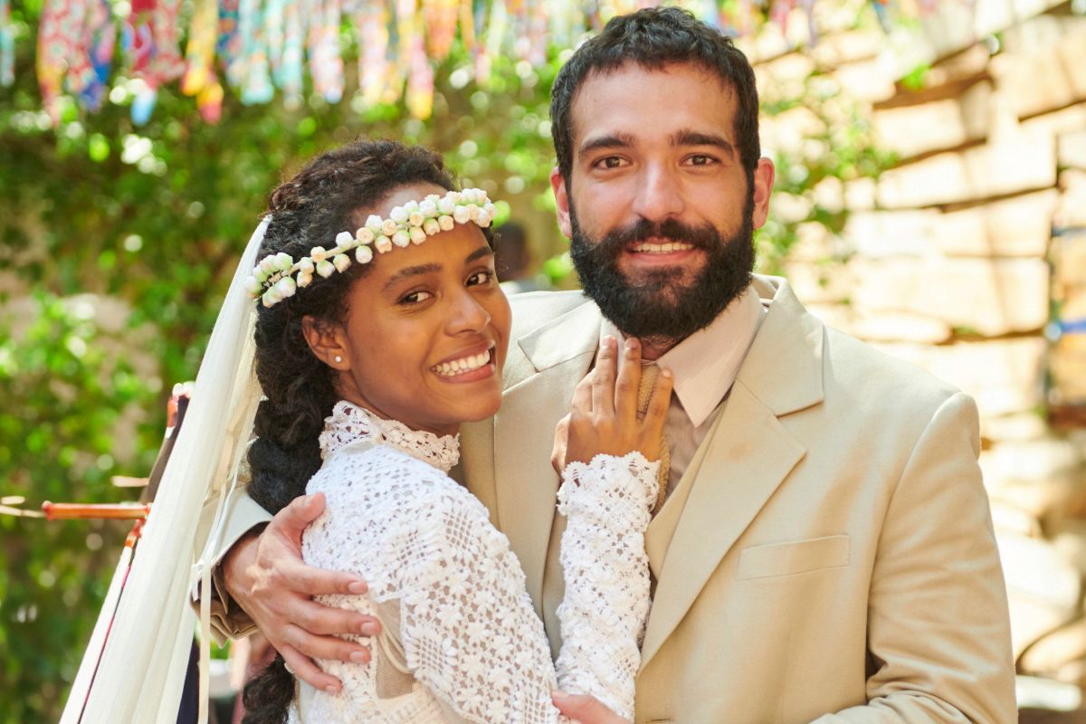José Inocêncio (Humberto Carrão) e Maria Santa (Duda Santos) casando no remake de Renascer, da Globo