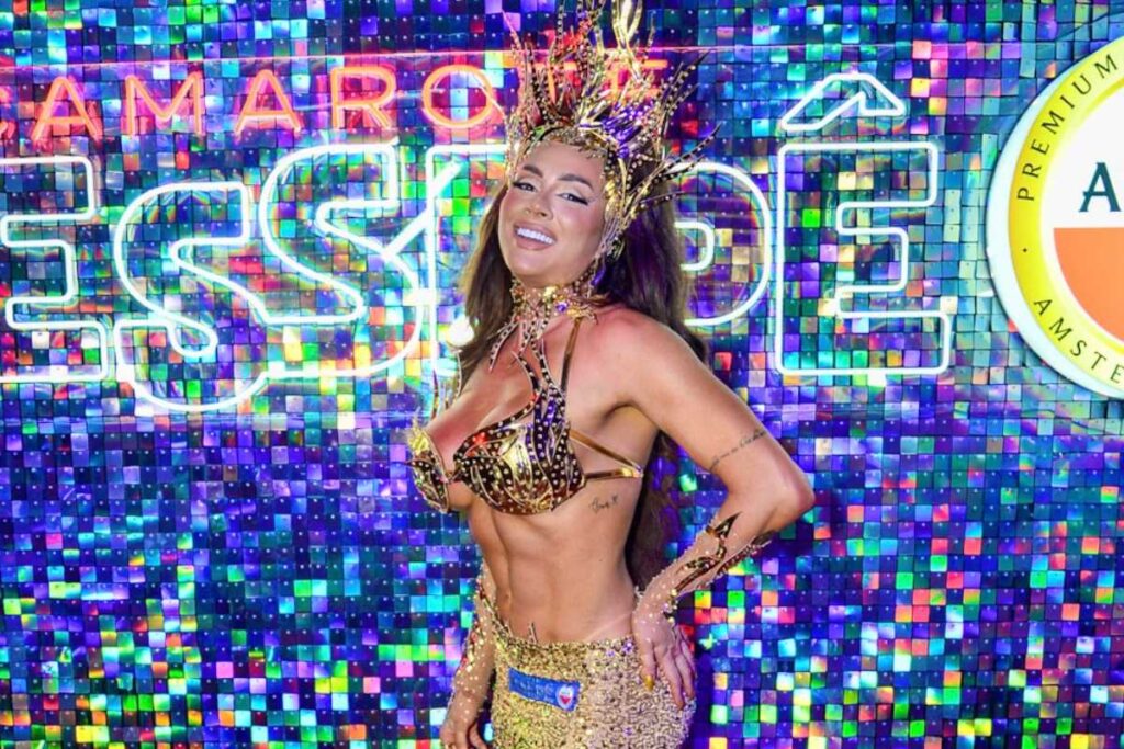 Juju Salimeni posando no Camarote Essepê, do Carnaval de São Paulo