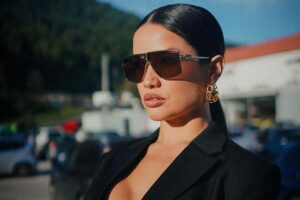 Juliette Freire de óculos