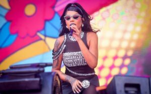 Ludmilla se veste de Bonequinha de Luxo platinada em seu Carnaval