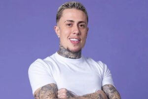 MC Daniel de camisa branca, braços cruzados, sorrindo