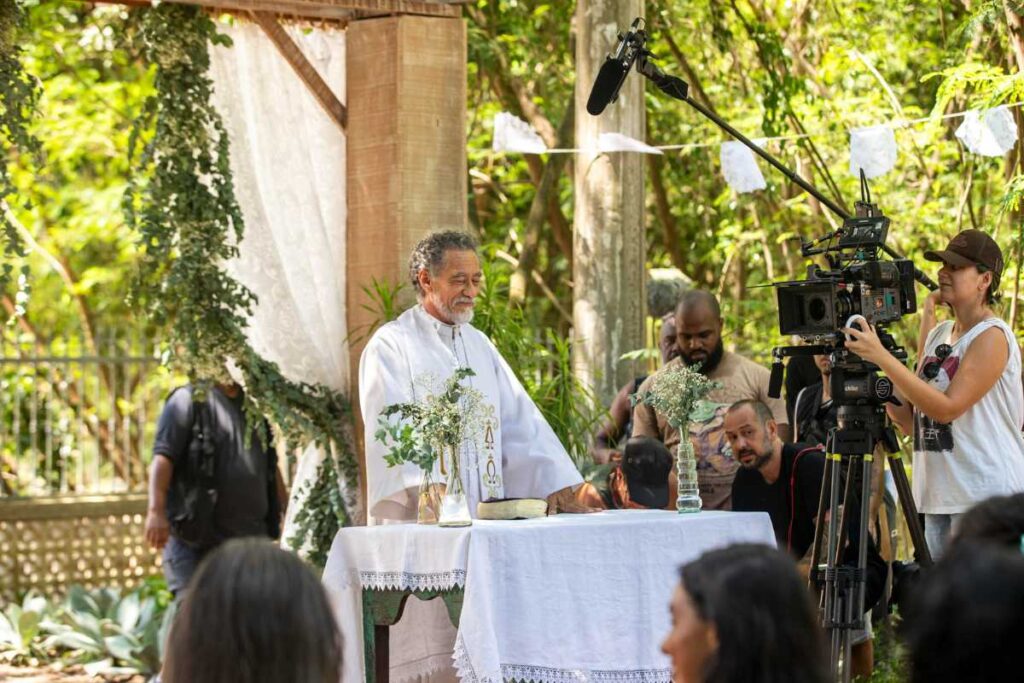 Padre Santo () no casamento de José Inocêncio (Marcos Palmeira) e Mariana (Theresa Fonseca) em Renascer