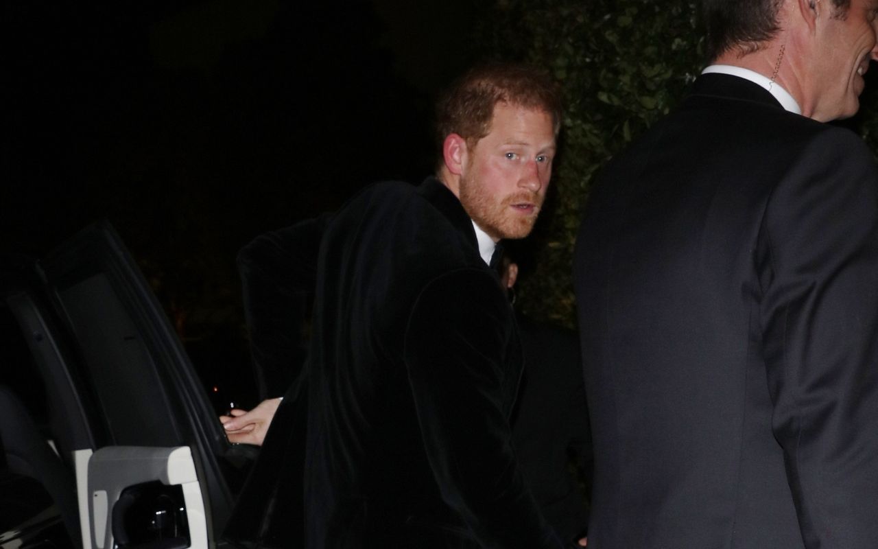 Príncipe Harry chega ao Reino Unido para ver o pai, Rei Charles III