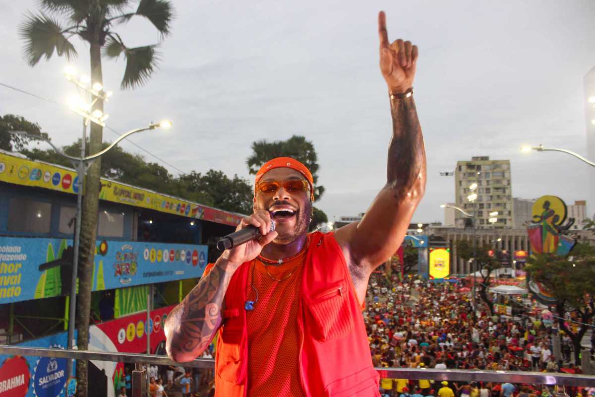 Tony Salles com look quente no trio do Parangolé no Carnaval de Salvador